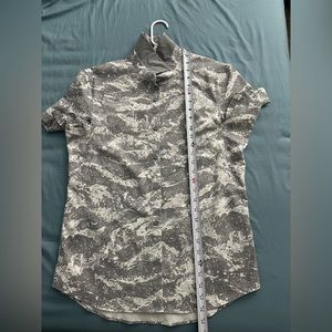 Lululemon airing easy short sleeve graphic button down medium